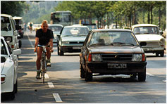 Foto: Radfahrer fährt zu dicht an den parkenden Autos entlang. 