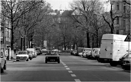 Foto: Körtestraße in Berlin mit Mittelleitlinie und 4m breiten Richtungsfahrbahnen. 