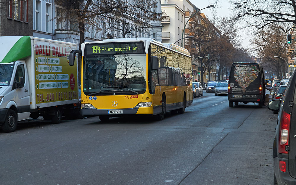 Foto: Reuterstraße mit Bus 194.
