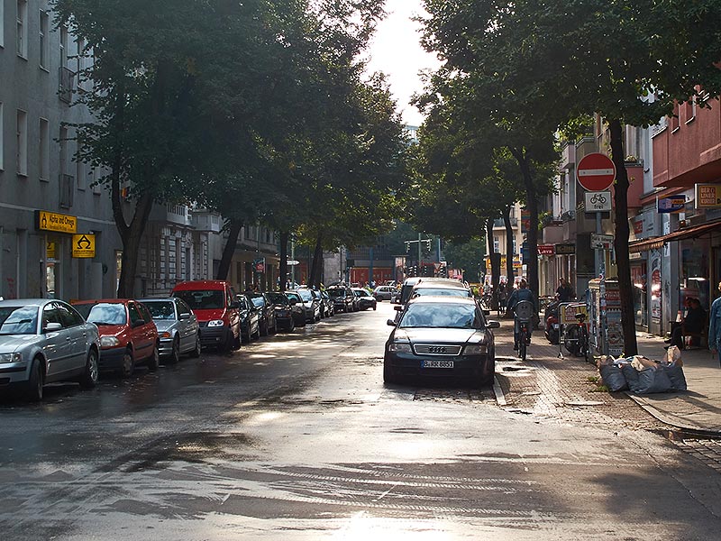 Foto: asphaltierte Weserstraße an der Ecke Friedelstraße.