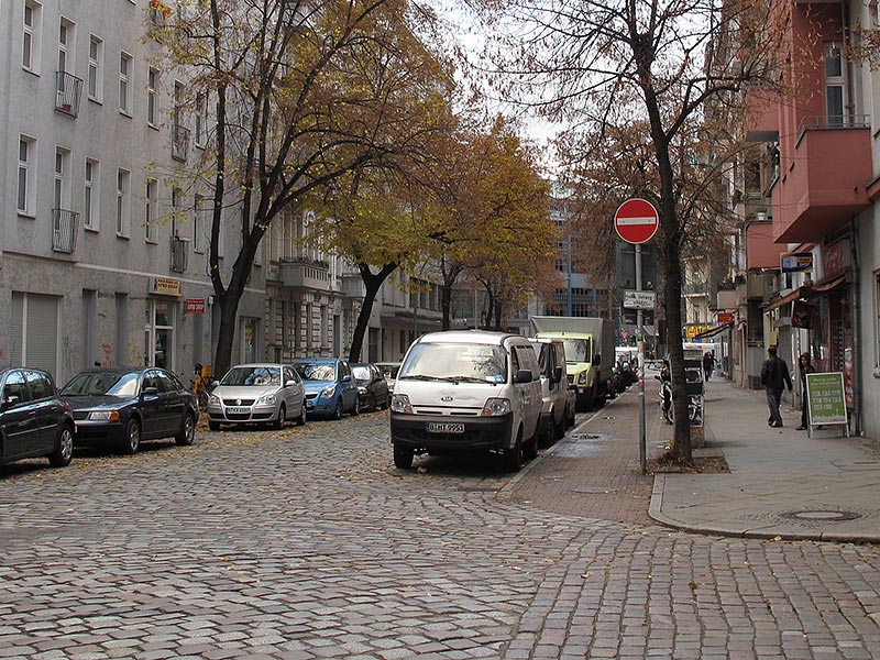 Foto: gepflasterte Weserstraße an der Ecke Friedelstraße.