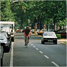 Foto: Radfahrstreifen Südwestkorso in Berlin. 