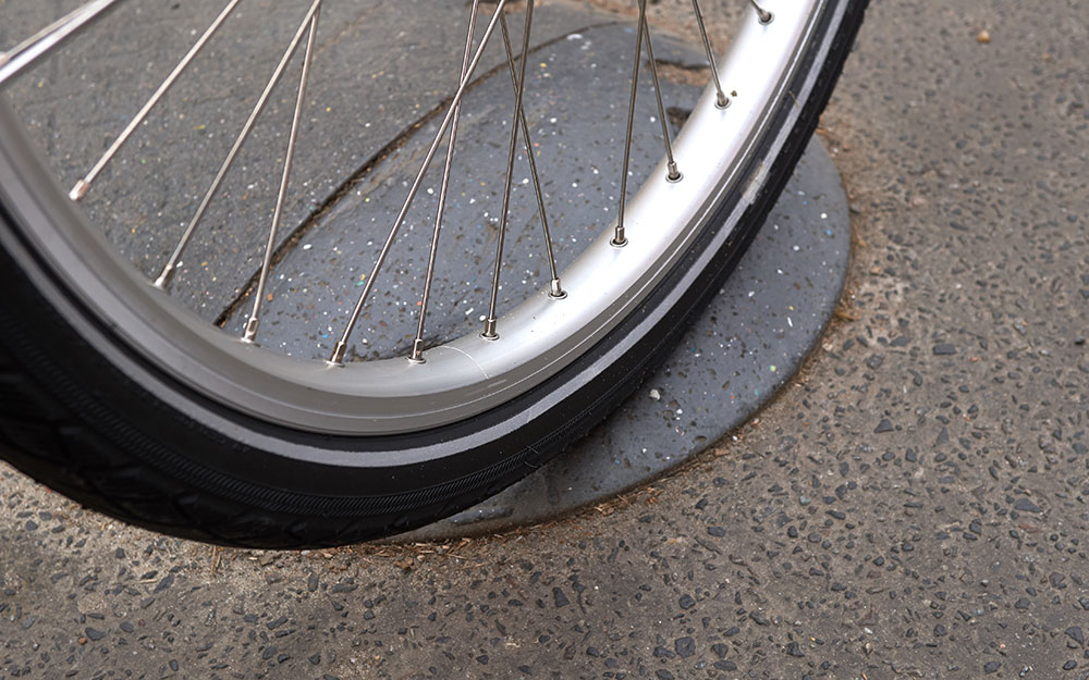 Foto: Rad eines Fahrrades an der Seite einer Schwelle.