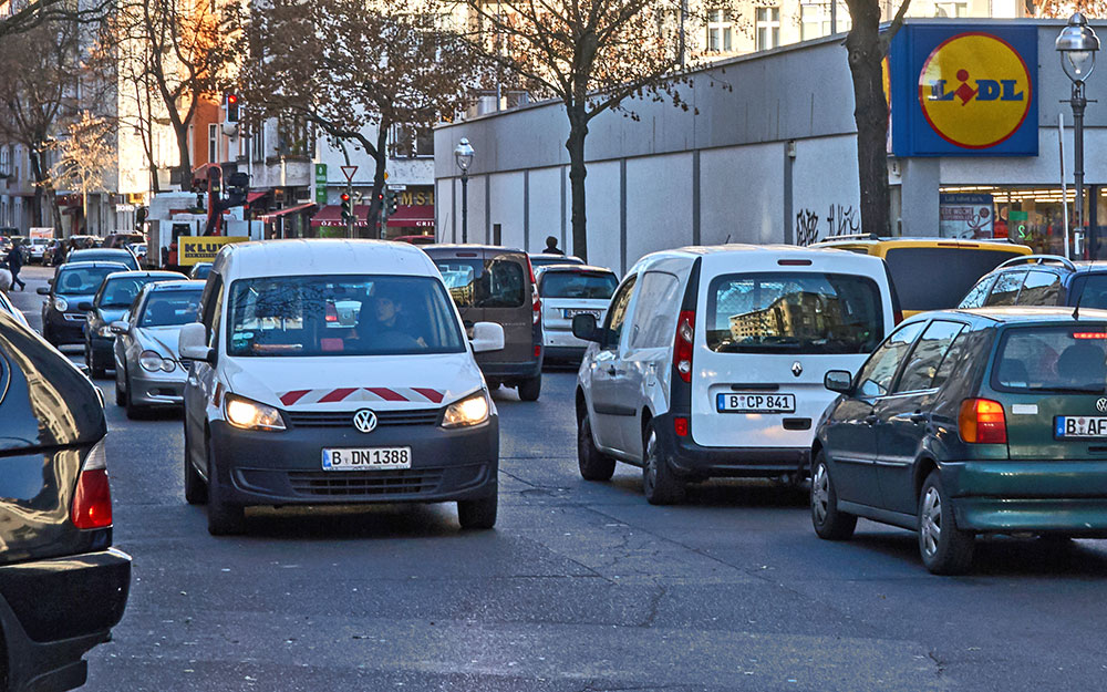 Foto: Starkes Kfz-Aufkommen in der Donaustraße.