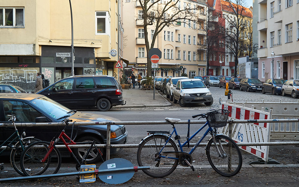 Foto: Reuterstraße gegenüber nördlichem Gehweg Donaustraße mit Geländer gesperrt.