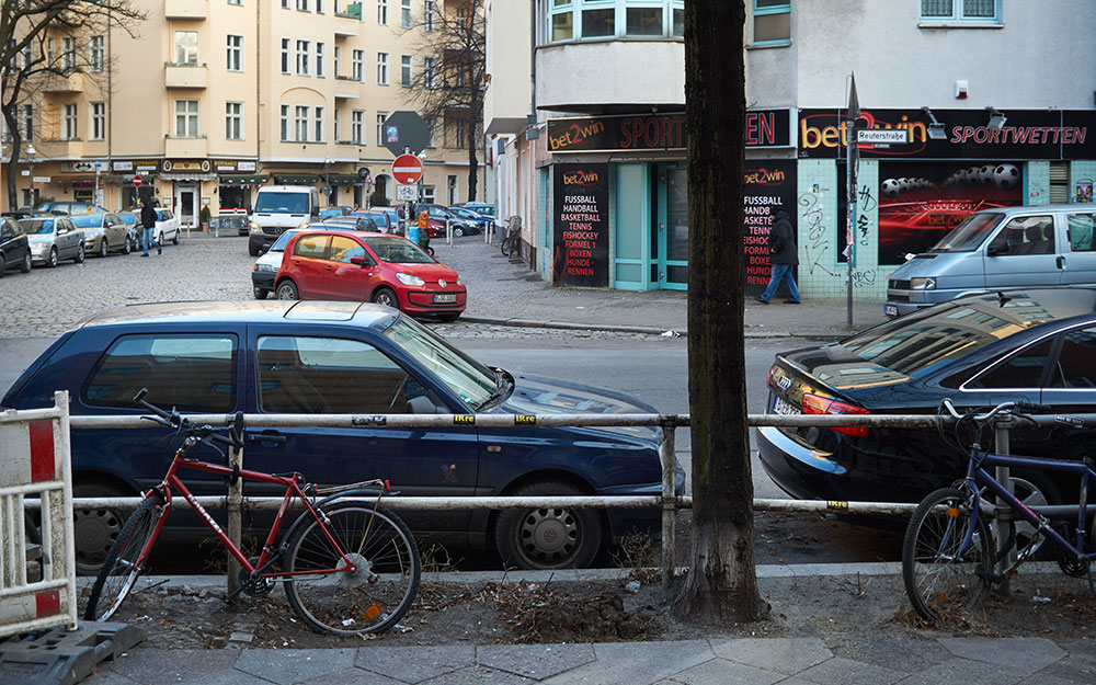 Foto: Reuterstraße gegenüber südlichem Gehweg Donaustraße mit Geländer gesperrt.