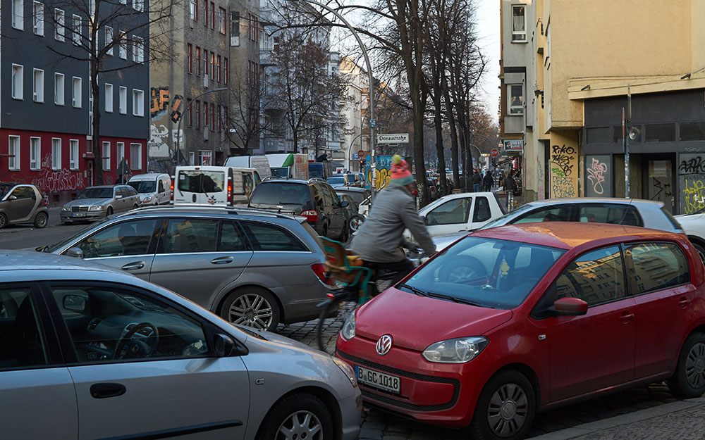 Foto: Einfahrt Donaustraße an Reuterstraße mit Fahrrad.