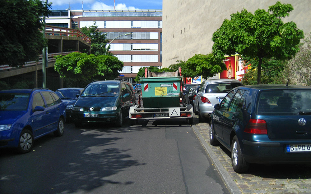 Foto: Lkw und Pkw blockieren sich gegenseitig.