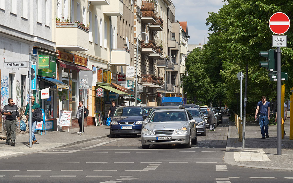 Foto: Einfahrt Karl-Marx-Platz.