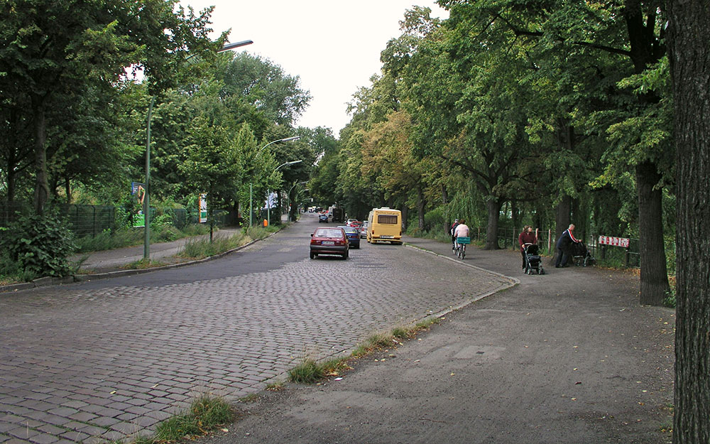 Foto: Maybachufer mit gepflasterter Fahrbahn.