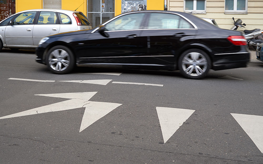 Foto: Auto fährt über Fahrbahnkissen.