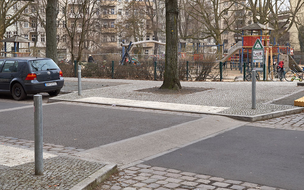 Foto: Fahrbahnaufpflasterung vor Spielplatzeingang.