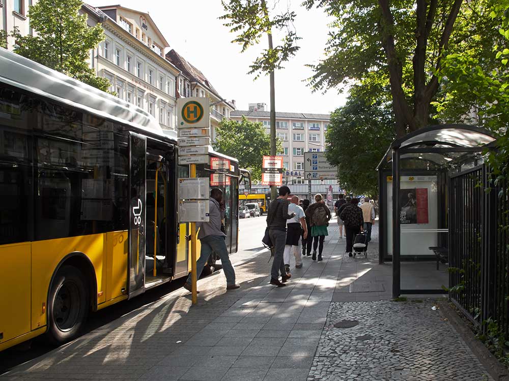 Foto: Aussteigende Fahrgäste Haltestelle U Rathaus Neukölln