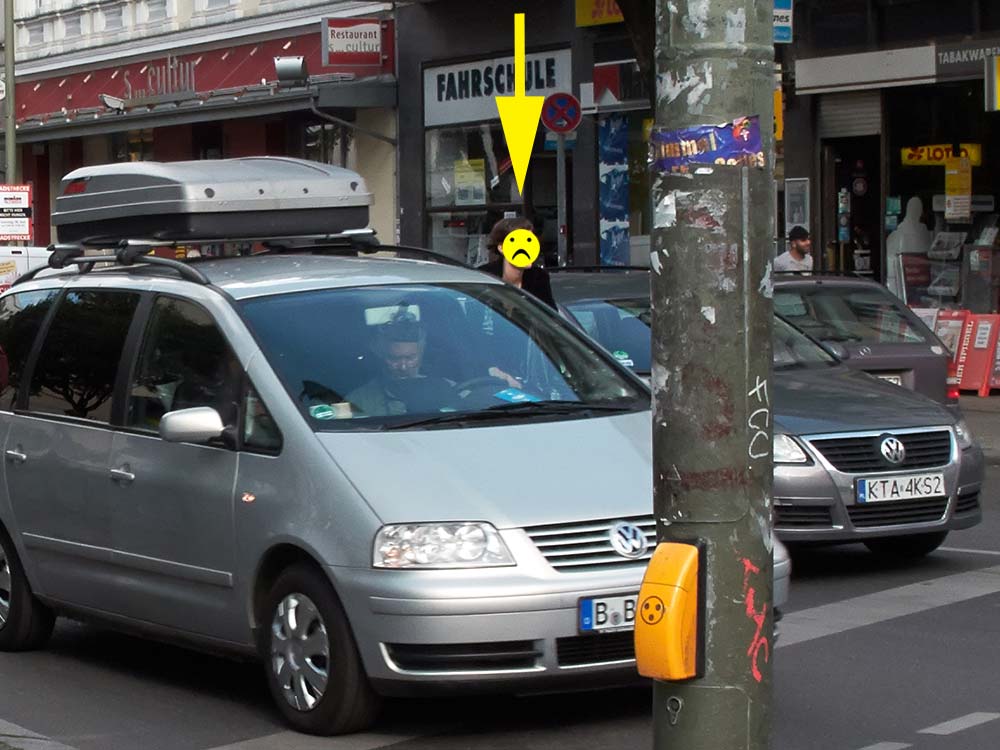 Foto: Radfahrer zwischen Rechts- und Linksabbiegern.