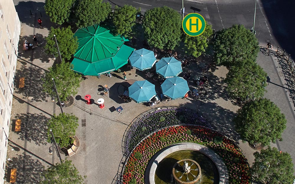 Foto: Blick vom Rathausturm Neukölln auf den Rathausvorplatz mit der vorgeschlagenen Lage der Bushaltestelle, dem Kiosk und dem Brunnen.