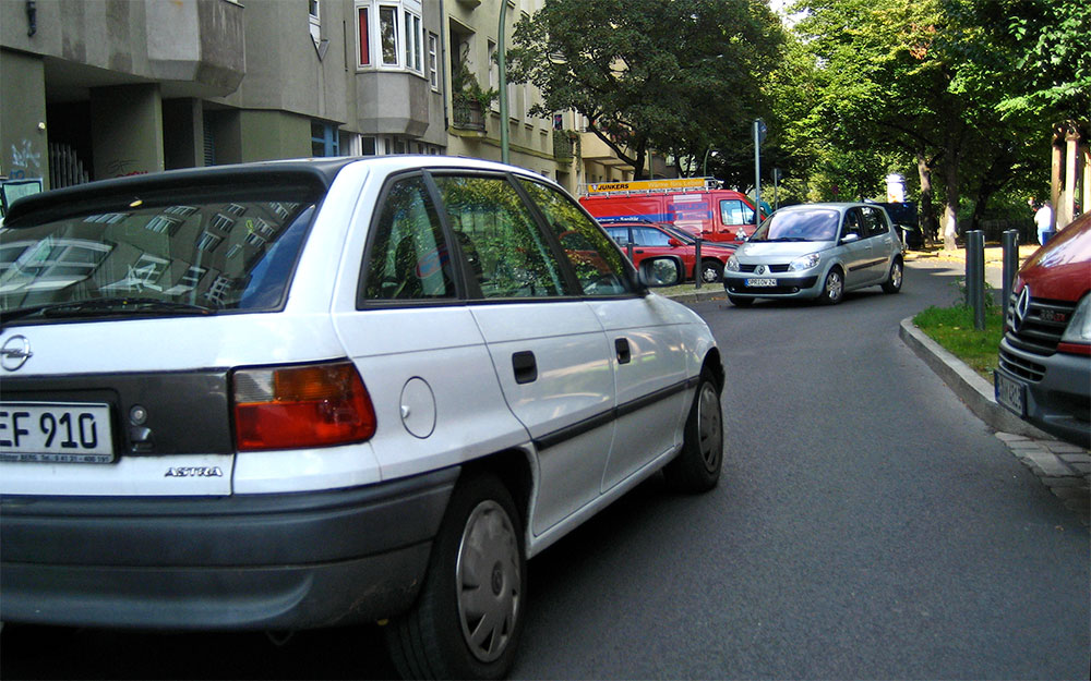 Foto: Auto schneidet Radfahrer am Maybachufer.