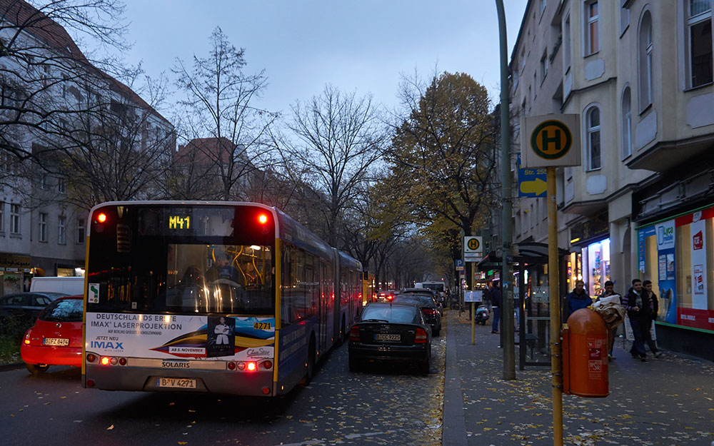 Foto: Bus M41 im Stau auf der Sonnenallee an zugeparkter Bushaltestelle.