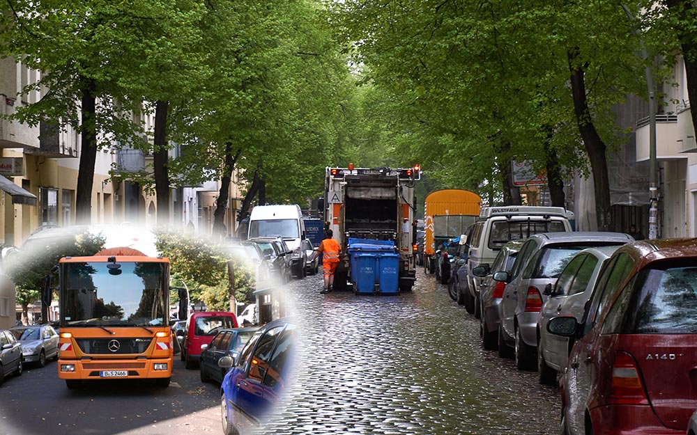 2 Fotos von Müllfahrzeugen, die die Weserstraße blockieren.