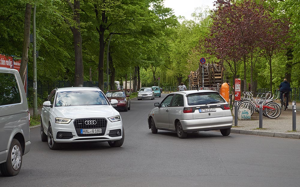 Foto vom Maybachufer: Starkes Kfz-Verkehrsaufkommen.