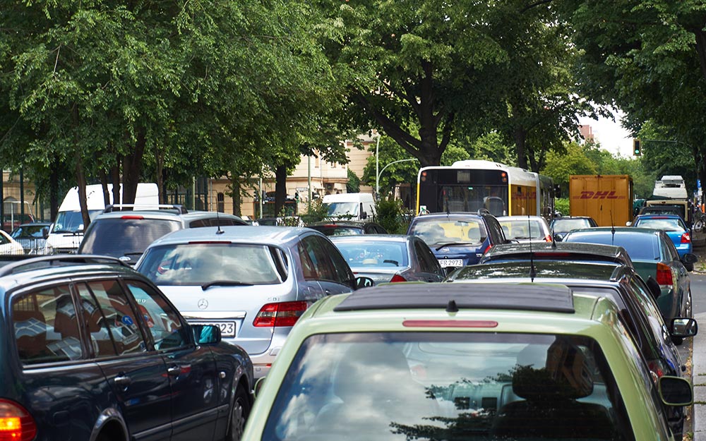 Foto: Bus M41 im Stau auf der Sonnenallee.