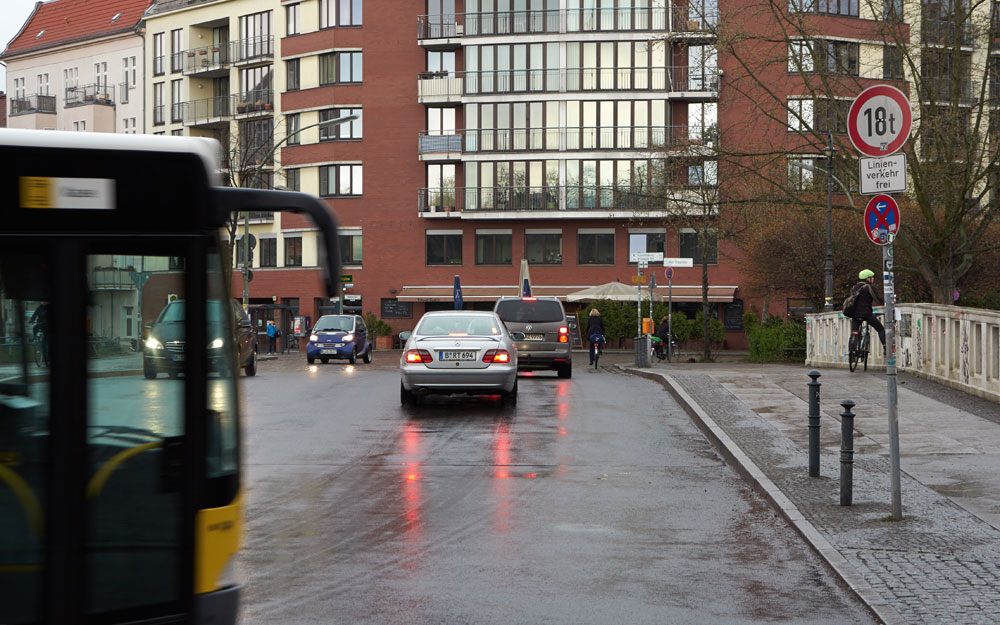 Foto: Hohes Verkehrsaufkommen auf der Lohmühlenbrücke.