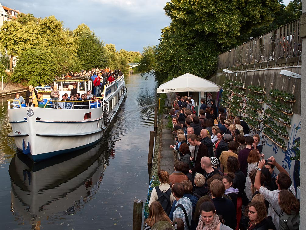 Foto: Ein Schiff legt an der Wildenbruchbrücke an.