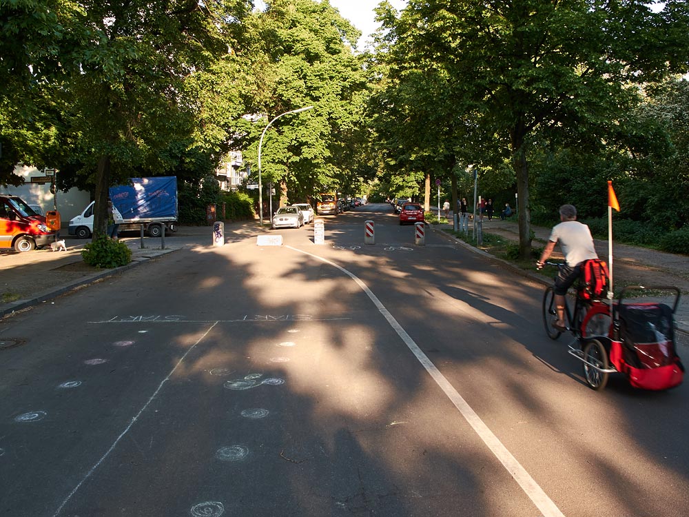 Foto: Radfahrer mit Kinderanhänger benutzt die Fahrraddurchfahrt Nordufer.