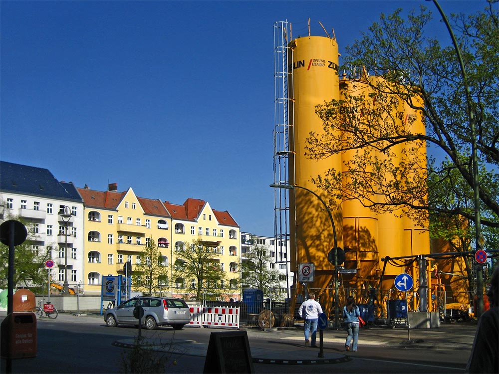 Foto: Auf dem gesperrten Weigandufer stehen Zementsilos.