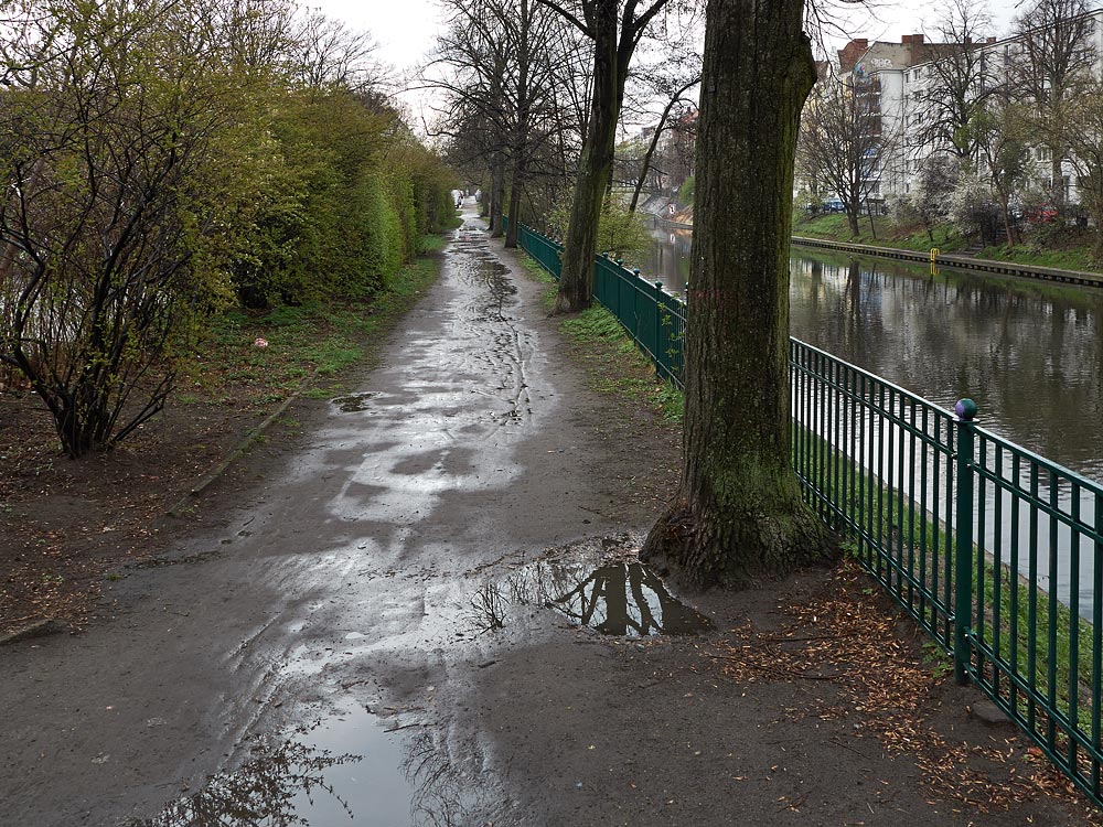 Foto: Der Uferweg am Neuköllner Schiffahrtskanal.