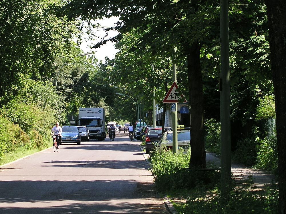 Foto: Radfahrende auf dem Weigandufer.