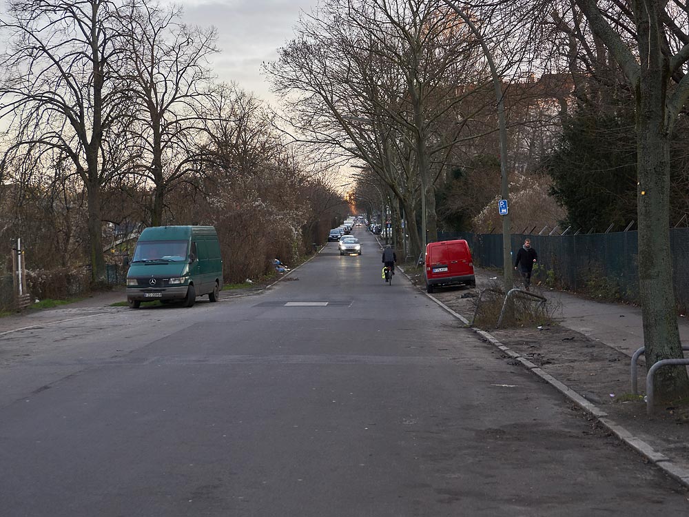 Foto: Fast leere Straßenflächen Weigandufer.