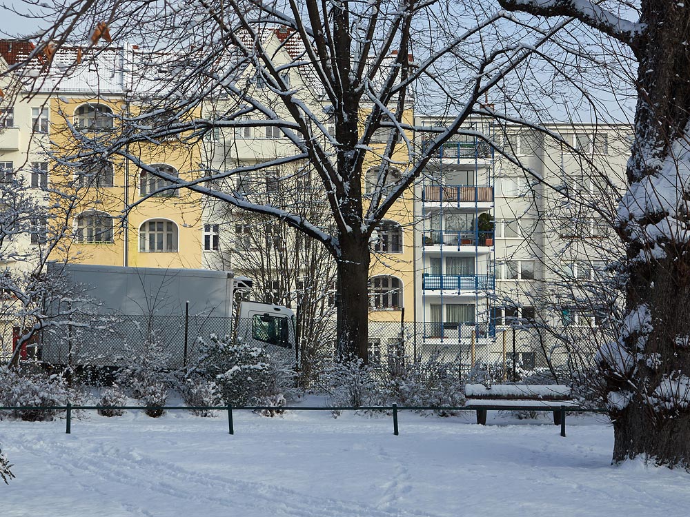 Foto: Winterlicher Blick aus dem Park auf den Zaun vorm Neuköllner Schiffahrtskanal.