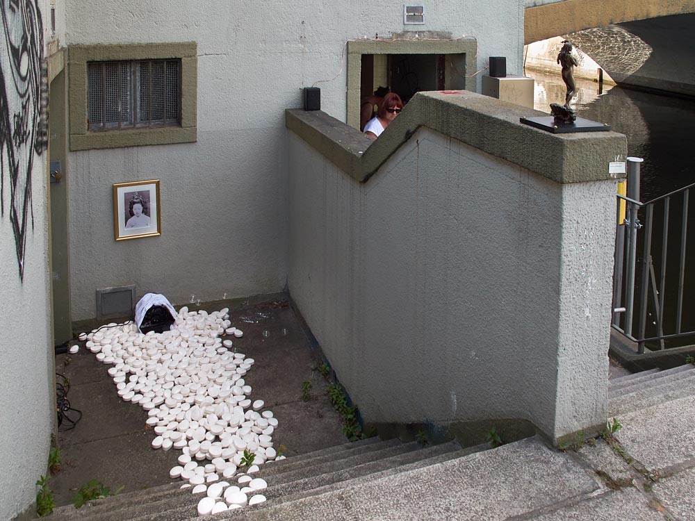 Foto: Treppen zur ehemaligen Toilettenanlage mit Kunstinstallationen.